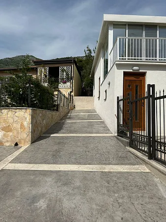 Neues zweistöckiges Haus in der Nähe der Bar